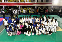Mr Yoshimoto and members of the organising committee pose with participants