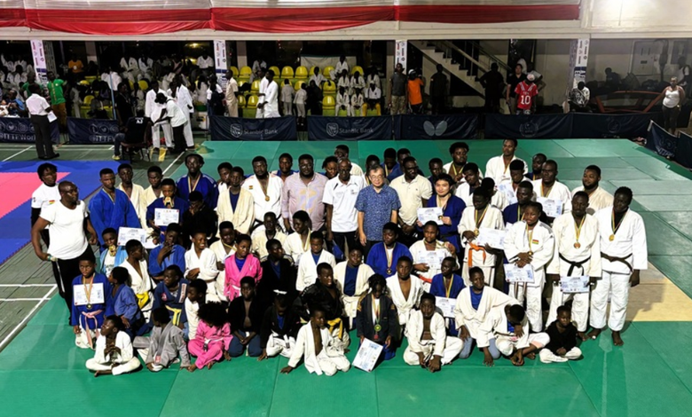 Mr Yoshimoto and members of the organising committee pose with participants