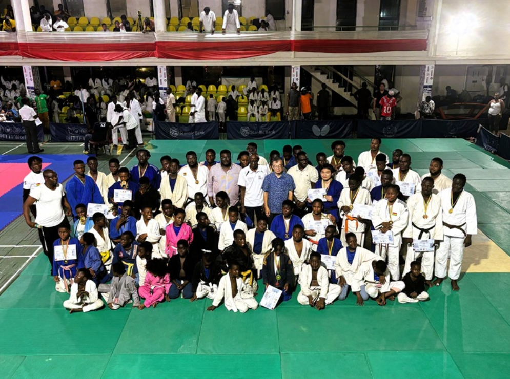 Mr Yoshimoto and members of the organising committee pose with participants