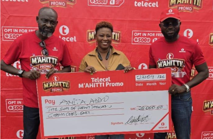 • Anita Addo (middle) with her prize